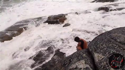 Lady Milf Vit Ses Vacances Agitées Dans Les Rochers Près De La Mer