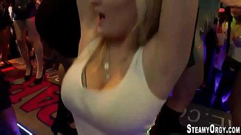 Cfnm orgía putas chupar polla XVIDEOS