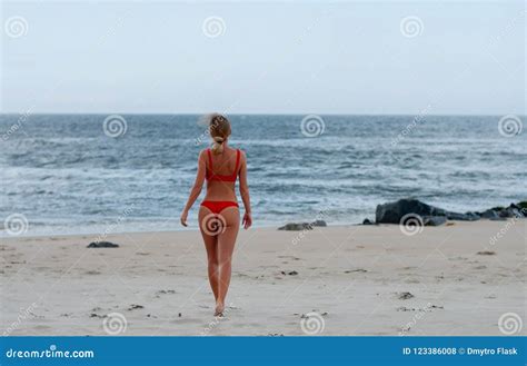 Mujer Bronceada Hermosa En Bikini Que Disfruta De Un Paseo En La Playa