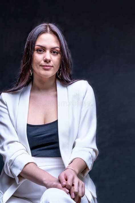 Brunette Chica Con Traje De Negocios Blanco En Estudio Foto De Archivo Imagen De Belleza