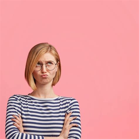 Femme blonde à lunettes rondes et chemisier rayé Photo Gratuite