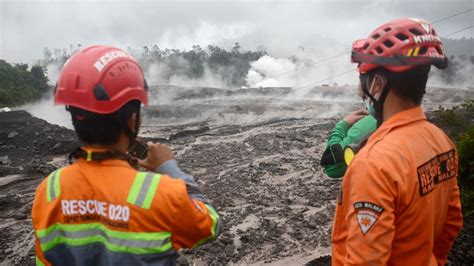 Mount Semeru Thousands Evacuated After Indonesia Volcano Erupts Cnn