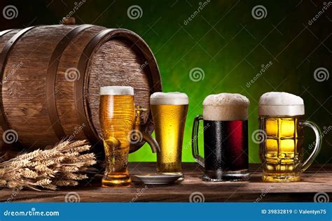 Bierglazen Oude Eiken Vat En Tarwe Stock Afbeelding Image Of