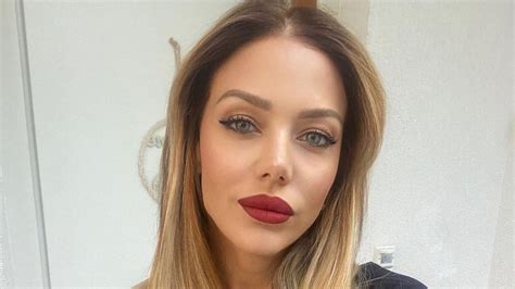 Sin pudor Evangelina Anderson dejó su parte trasera en primer plano con una bikini ínfima