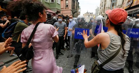 La Polic A Turca Reprimi La Marcha Del Orgullo Gay En Estambul Infobae