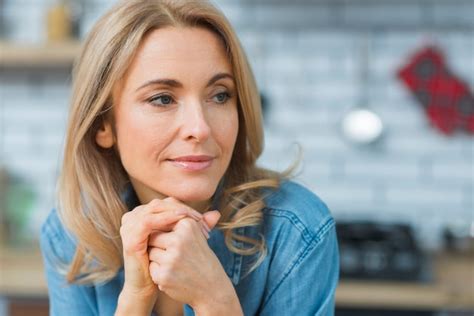 Gros Plan De Jeune Femme Blonde Regarder Loin Photo Gratuite