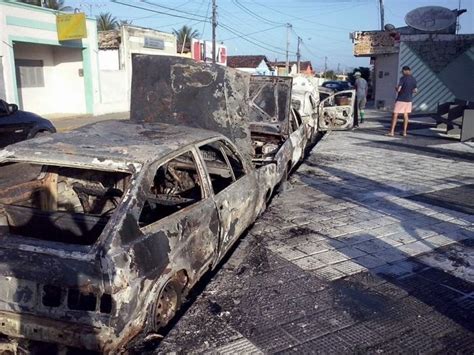 O GATO PROFESSOR CARROS SÃO INCENDIADOS EM FRENTE À DELEGACIA EM