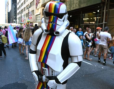 35 Lemas Inspiradores Para El Desfile Del Orgullo Gay Fotos S Moda Revista De Moda Belleza