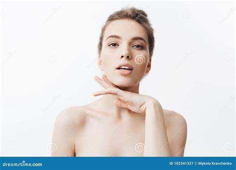 Giovane Ragazza Caucasica Mora Attraente Sicura Con L Acconciatura Del Panino E Le Spalle Nude