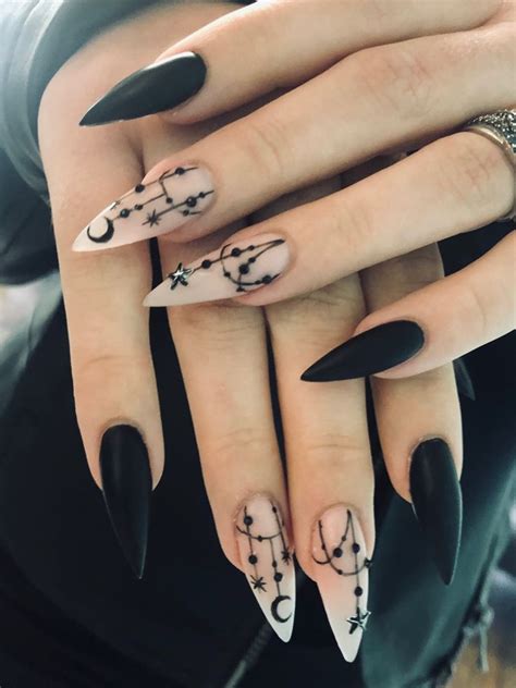 Pretty Gothic Nails In 2020 Acrylic Nails Stiletto Black Acrylic Nail Designs Gothic Nails