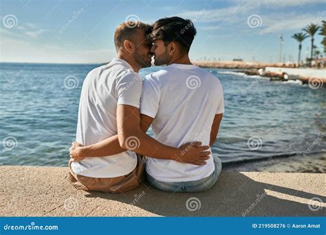 Jeune Couple Gay Sur La Vue Arrière Baiser à La Promenade De La Plage Photo stock Image du