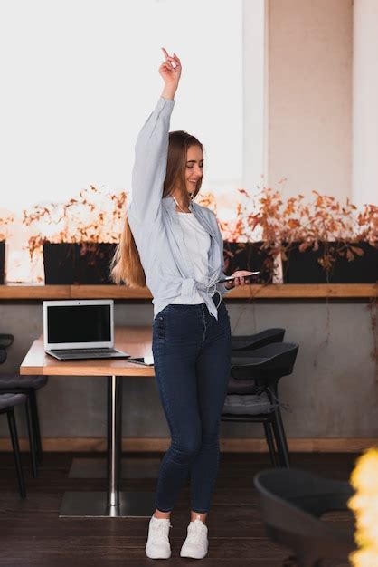 Tir Complet Fille Blonde En Levant Sa Main Photo Gratuite