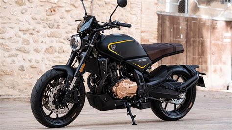 Wottan Rebbe la naked de estilo retro española