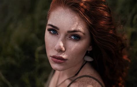 Обои girl sexy red hair hot girl eyes smile beautiful figure на телефон и рабочий стол