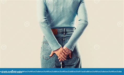 Mujer Con Dolor Anal Hemorroide Una Mujer Sujeta Sus Manos Al Culo Sintiendo Dolor Foto De