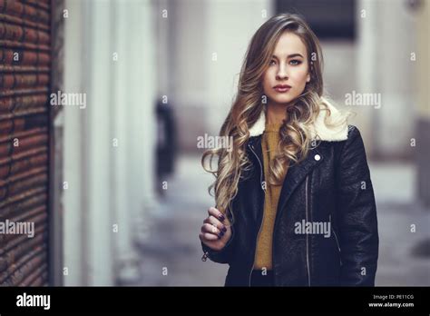 Blonde Frau Im St Dtischen Hintergrund Sch Ne Junge M Dchen Mit Schwarzen Leder Jacke Und Mini