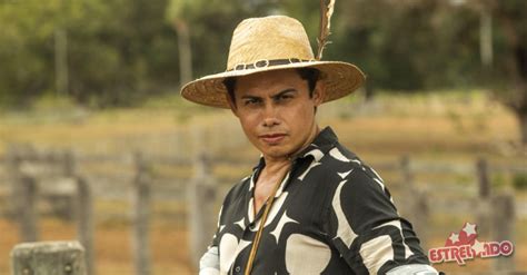 Silvero Pereira comemora cena de beijo gay no último capítulo de Pantanal Fizemos história