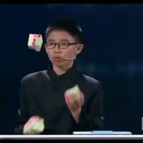 Il réussit 3 rubik s cube en jonglant Vidéo Dailymotion