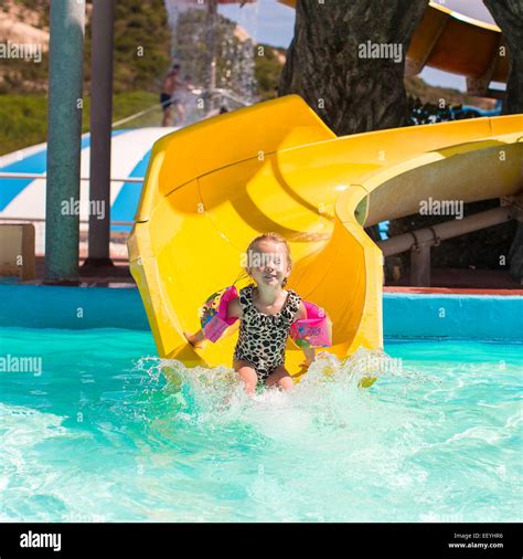 Kleine mädchen bikini aquapark Fotos und Bildmaterial in hoher Auflösung Alamy