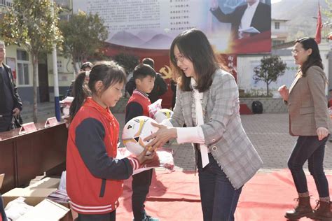 深山寻访楷模路 争当时代小雷锋 郑州经开区实验小学走进黑虎庙小学开展“学雷锋 我行动”主题实践活动 河南广播电视台公共频道教育中原