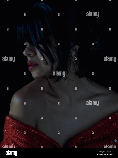 Porträt einer attraktiven Brünette latina Frau im Profil mit nackten Schultern roten Lippen und
