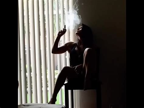 Hermosa Mujer Fuma Cigarro Mujer Fuma Cigarro Xvideos