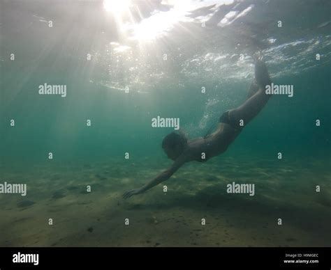 Bikini sous marine nageuse plongeuse Banque de photographies et dimages à haute résolution Alamy
