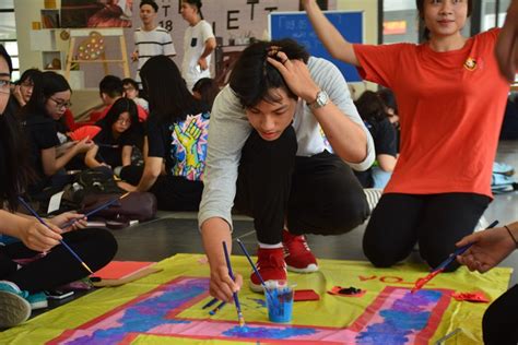 Hot boy cầm bảng trường Ams khiến dân tình ráo riết truy tìm info