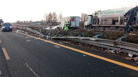 Camion Perde Il Carico Autostrada In Tilt 11 Chilometri Di Coda La