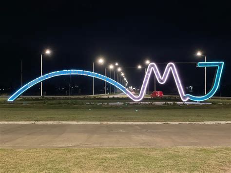 LA CIUDAD AHORA BRILLA MÁS: SE ILUMINÓ EL CARTEL DE INGRESO A MARCOS