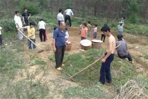 在坟旁边挖坑好不好？坟后有大坑的坏处风水若朴堂文化