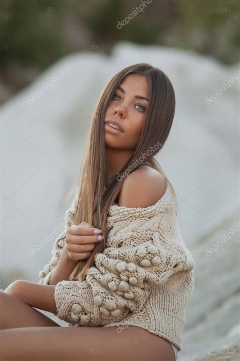 Hermosa Chica En Bikini En La Playa Foto De Stock Kstudio