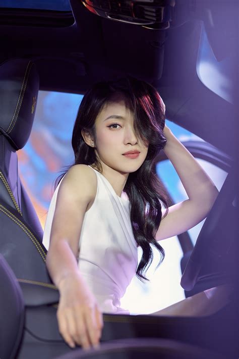 4 hot girl Gen Z nổi tiếng vì xinh đẹp học vấn khủng và giỏi kiếm tiền Báo Dân trí