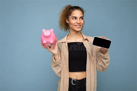 Retrato De Feliz Positiva Sonriente Joven Hermosa Brunette Cursi Con Emociones Sinceras Usando