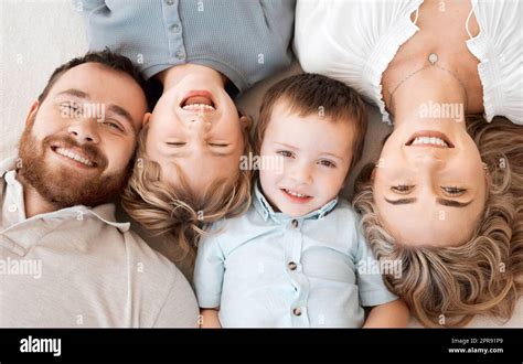 Caras De La Familia Cauc Sica Feliz Desde Arriba Retrato De Vista