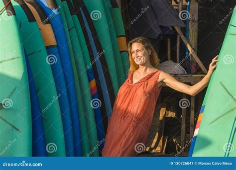 Portrait De Mode De Vie De La Jeune Belle Et Heureuse Femme Blonde Souriant Pose Décontractée Et