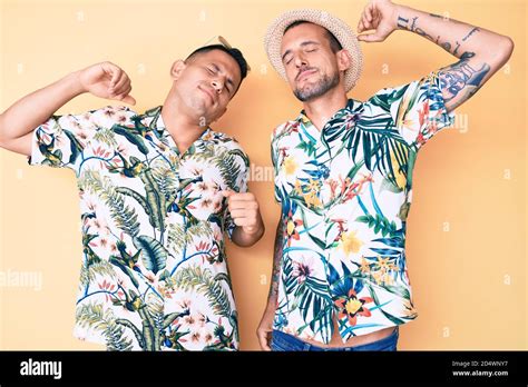 Jeune Gay Couple De Deux Hommes Portant Un Chapeau D T Et Une Chemise Hawa Enne S Tirant Vers