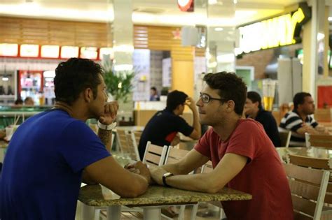 Lado B testa beijo gay em público e a reação nas ruas é surpreendente Comportamento Campo