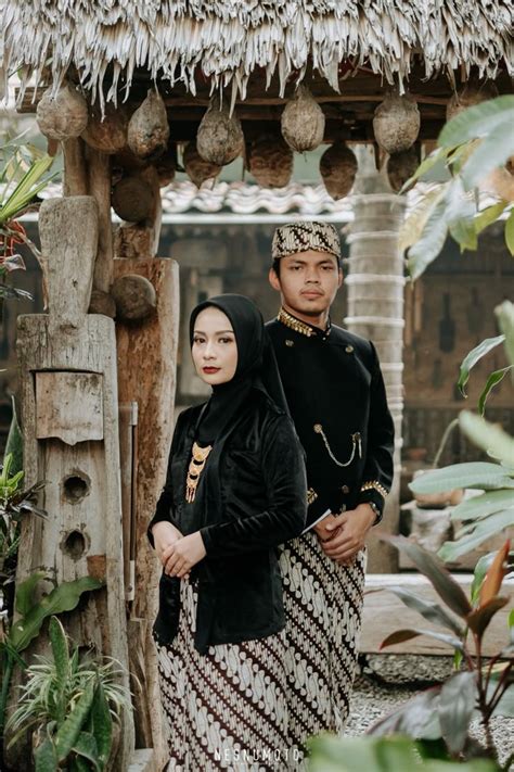 Konsep Foto Prewedding Jawa Modern Ini Cantik Sekali Ya Pose Paito Warna