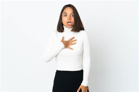 Mujer Latina Joven Aislada En La Pared Blanca Sorprendida Y Conmocionada Mientras Mira A La