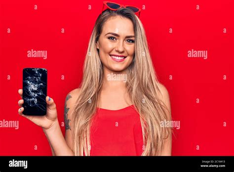 Junge Sch Ne Blonde Frau H Lt Gebrochen Smartphone Zeigt Geknackt Bildschirm Sieht Positiv Und