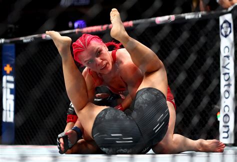Gillian Robertson def. Michelle Waterson-Gomez at UFC…