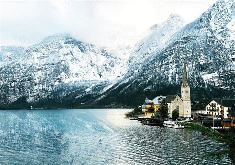 synpunkt av hallstatt gammal stad stad snö bergen och sjö med reflexion ...