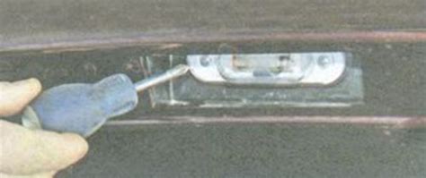 Снятие и замена фонаря освещения номерного знака на Лада Гранта