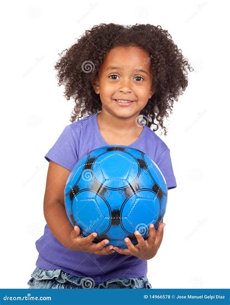 Petite Fille Africaine Adorable Avec La Bille De Football Photo Stock