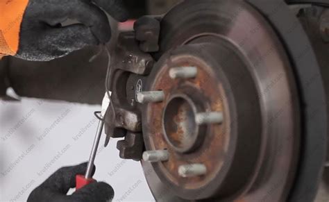 Замена задних тормозных колодок Ford Focus 3