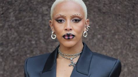 Galerie Líčení rtů pro nevěsty i pro rebelky Trendy jsou mléčné a narůžovělé nude odstíny i