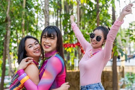 Gay Asi Tico Lgbtqia Apoiadores Da Comunidade Lgbtq Se Divertindo Na Parada Do Orgulho Lgbt