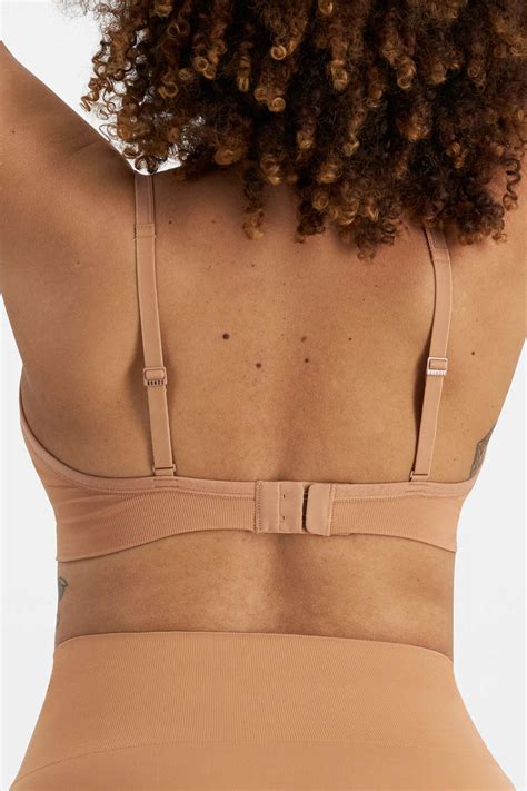 BONDS Bases Seamless String Bikini WT R Blush Latte