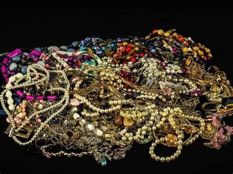 Много драгоценных ювелирных украшений на черном фоне - обои для ...